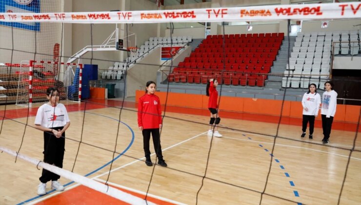 Depremde yaralanan 12 yaşındaki Fatma Ceylin Dokuyucu, voleybolla hayata tutunuyor