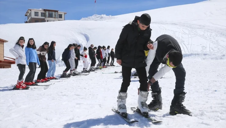 Hakkari’de 3 Bin 200 Öğrenciye Kayak Eğitimi Verildi