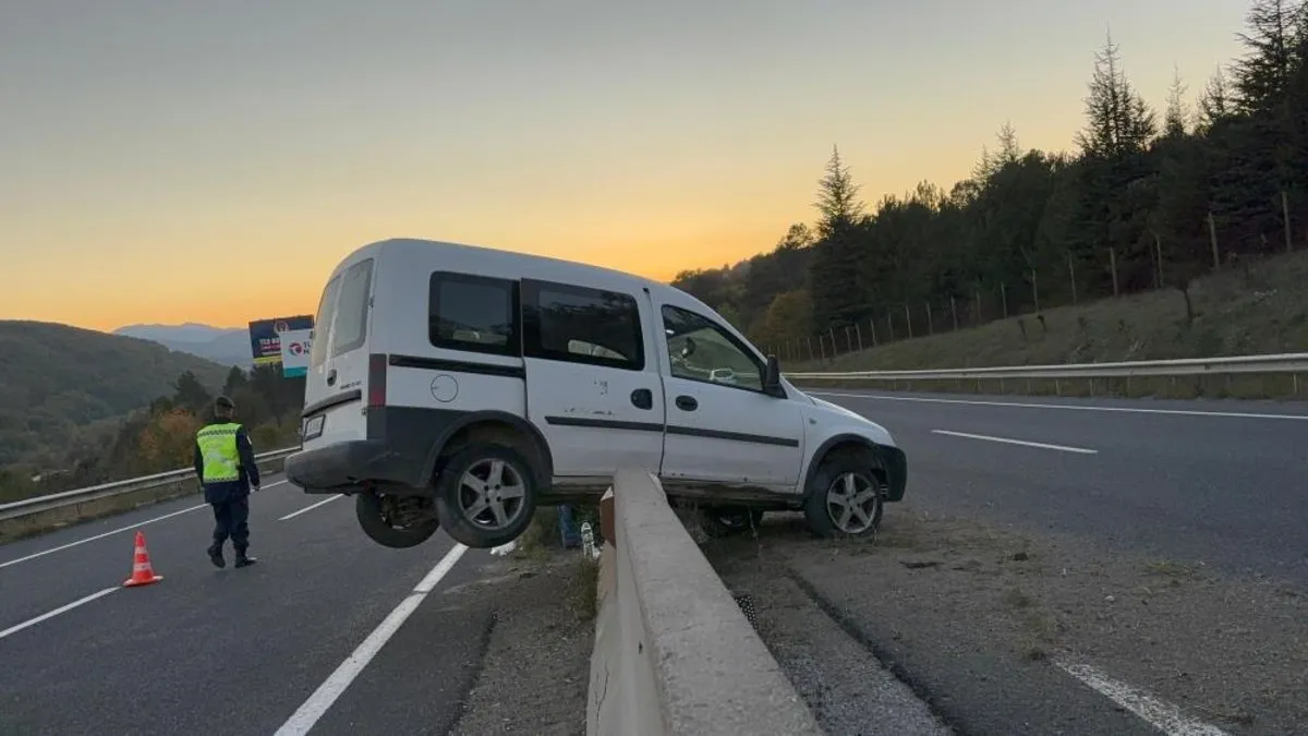 Bolu’da araç bariyerlerde asılı kaldı: 1 yaralı