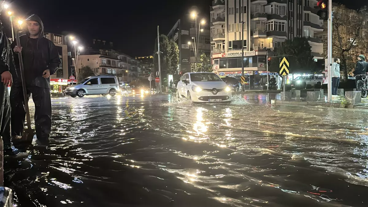 Alanya’da Sağanak Yağışlar Hayatı Olumsuz Etkiledi