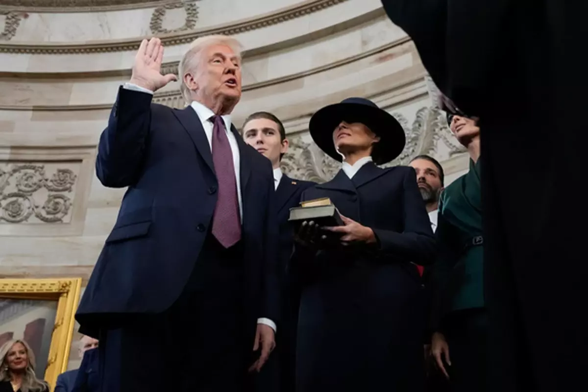 Elini basmadı! Trump’ın yemin töreninde dikkat çeken anlar