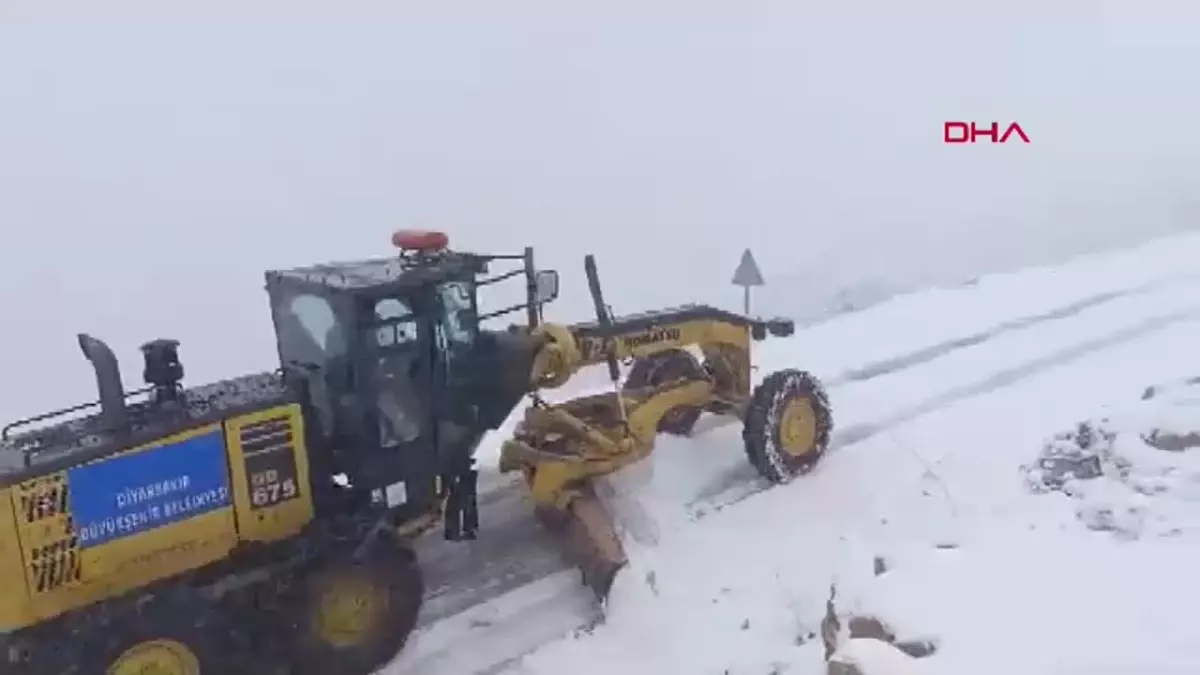 Diyarbakır’da Kardan Kapanan Mahallelerin Yolu Açıldı