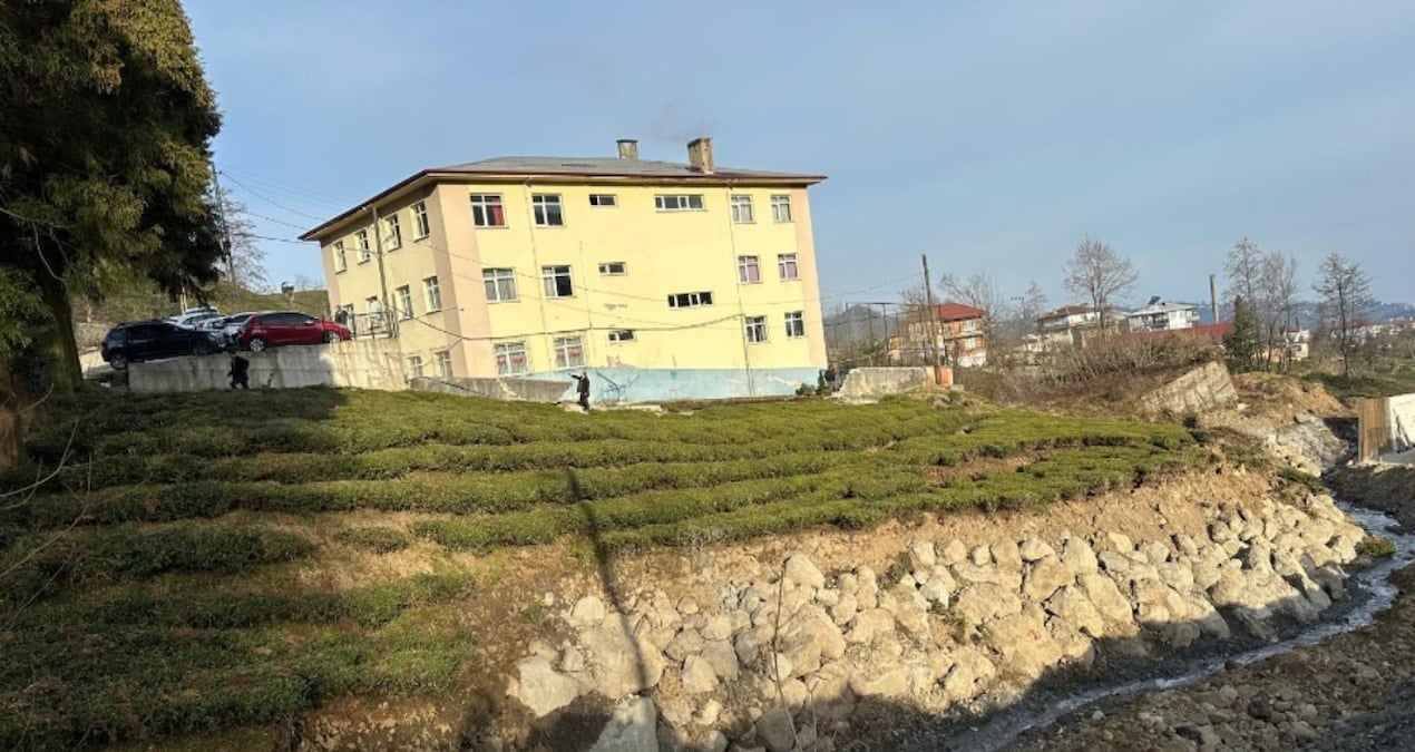 Rize’de panik anları! Okul bahçesinde çökme oldu, okullar tatil edildi